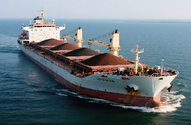 散貨船裝貨：大宗商品遠(yuǎn)洋運(yùn)輸?shù)?“硬核操作”